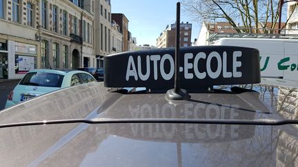 Un véhicule auto-école à Lille (Nord). Photo d'illustration. (STÉPHANE BARBEREAU / FRANCE-BLEU NORD)