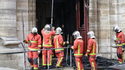 Les pompiers après l'intervention à l'église Saint-Sulpice, à Paris, le 17 mars 2019. (MAXPPP)