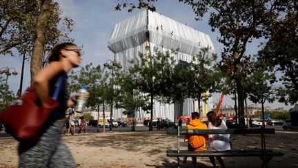 Champs-Elysées : l'Arc de triomphe emballé par l'œuvre de Christo