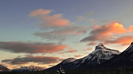 Coucher de soleil pr&egrave;s du lac Louise &agrave; Alberta (Canada), le 2 d&eacute;cembre 2011. (ANDY CLARK / REUTERS)