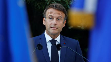 Emmanuel Macron lors de la cérémonie du 78e anniversaire de la libération de Bormes-les-Mimosas, le 19 août 2022. (ERIC GAILLARD / POOL / REUTERS POOL)