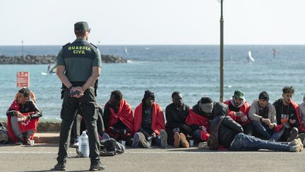 Un groupe de 48 migrants arrivés sur un bateau de fortune aux Canaries (Espagne), le 26 décembre 2023. (ADRIEL PERDOMO / MAXPPP)