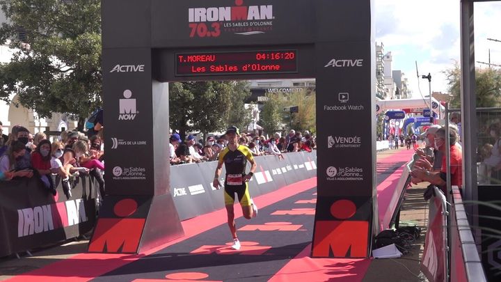 Théo Moreau à l'arrivée de l'Ironman 70.3 des Sables d'Olonne