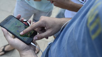 Des joueurs de Pokemon Go dans un parc à Barcelone, le 14 juillet 2016.
 (JOSEP LAGO / AFP)