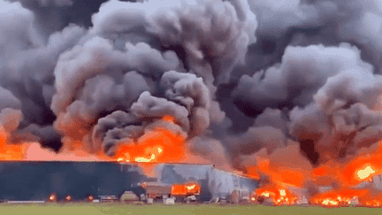 Une usine à Bazeilles, près de Sedan (Ardennes), a pris feu le 3 février 2023. (FRANCE TELEVISIONS)