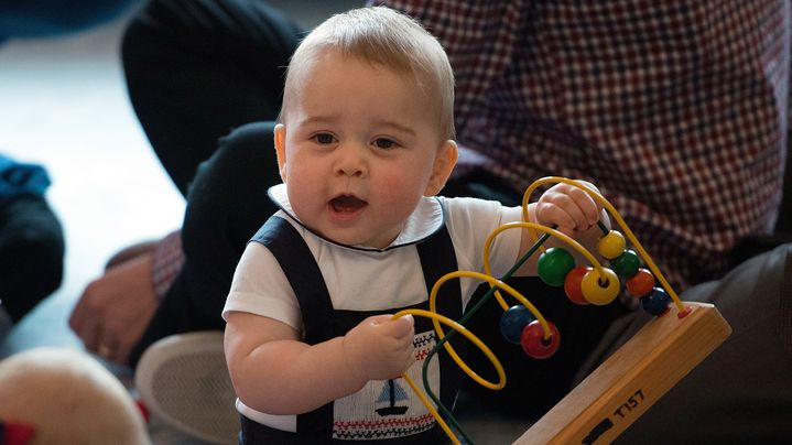 Le prince George s'amuse avec un jouet lors d'une visite &agrave; la r&eacute;sidence du gouverneur g&eacute;n&eacute;ral de Nouvelle-Z&eacute;lande, &agrave; Wellington, le 9 avril 2014. (MARTY MELVILLE / AFP)