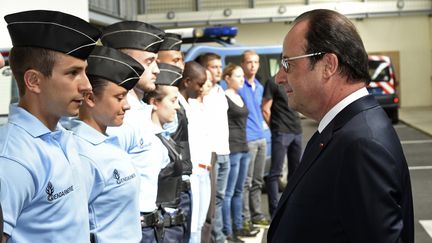 &nbsp; (Hollande salue les réservistes de la gendarmerie dans un centre d'entraînement à Saint-Astier, en Dordogne © AFP /  MEHDI FEDOUACH)