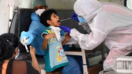 Un enfant passe un test de coronavirus, le 25 juin 2020 à Chennai (Inde). (A PRATHAP / THE TIMES OF INDIA / AFP)