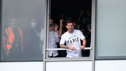 L'arrivée à Paris de Lionel Messi, le 10 août 2021, a été suivie en direct par les caméras du monde entier. La signature au PSG de l'attaquant argentin a été le plus gros coup mercato réalisé par le club. Avec un objectif en tête : remporter (enfin) la Ligue des champions.&nbsp; (MAXPPP)