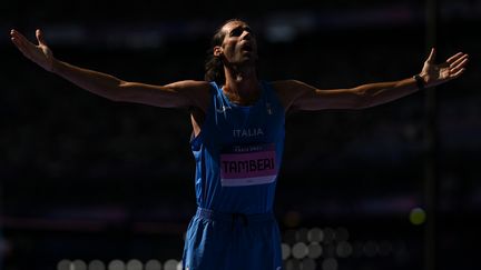 Gianmarco Tamberi lors des qualifications de la hauteur, le 7 août 2024 au Stade de France, à l'occasion des Jeux olympiques de Paris 2024. (BEN STANSALL / AFP)