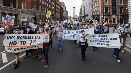 Des membres du&nbsp;personnel de santé britannique défile pour réclamer une augmentation de salaire de 15%, à Londres, au Royaume-Uni, le 3 juillet 2021. (WIKTOR SZYMANOWICZ / ANADOLU AGENCY / AFP)