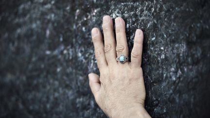 La main bagu&eacute;e d'une femme en p&eacute;lerinage touchant la roche du&nbsp;mont Arafat, le 3 octobre 2014. (MOHAMMED AL-SHAIKH / AFP)