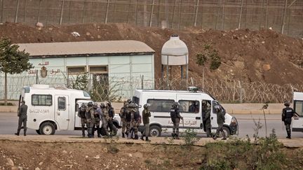 Des paramilitaires des Forces auxiliaires marocaines montent la garde près de la clôture frontalière séparant le Maroc de l'enclave nord-africaine espagnole de Melilla, le 4 mars 2022. (FADEL SENNA / AFP)