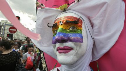 Des couleurs, de la musique et des revendications... Les &eacute;l&eacute;ments du cocktail habituel de la Marche des fiert&eacute;s LGBT&nbsp;&eacute;taient une nouvelle fois rassembl&eacute;s dans les rues parisiennes. (MAL LANGSDON / REUTERS)