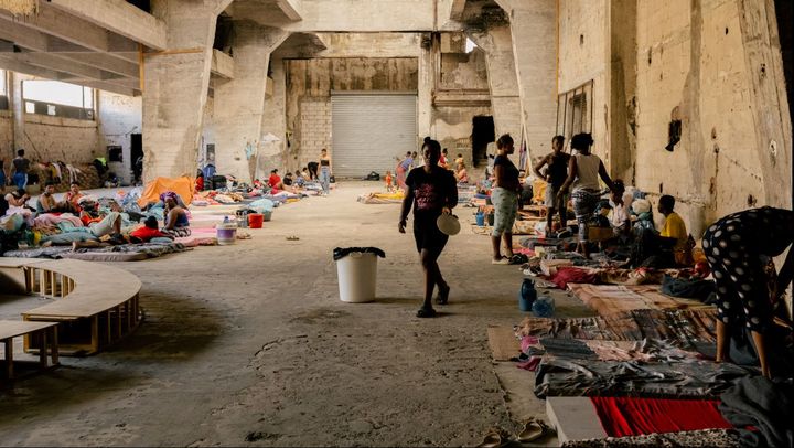 Des travailleuses migrantes ont trouvé refuge dans un ancien hangar de Beyrouth (Liban) géré par des bénévoles, le 9 octobre 2024. (ALINE DESCHAMPS)