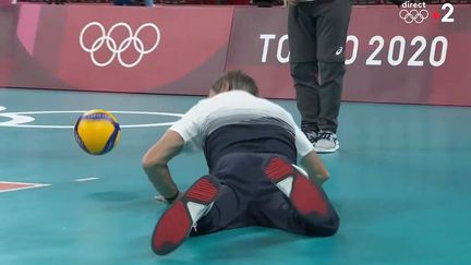 L'entraîneur de l'éqiupe de France de volley Laurent Tillie plonge pour tenter de récupérer le ballon, lors du quart de finale du tournoi olympique face à la Pologne, le 3 août 2021. (franceinfo: sport)