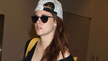 Pendant que Kristen Stewart erre seule dans l'a&eacute;roport de Tokyo (Japon)... (MASATOSHI OKAUCHI / REX / SIPA)