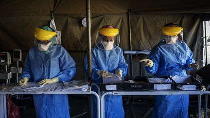 Des tentes dressées près d'un hôpital de Johannesburg, en Afrique du Sud, pour pratiquer des tests pour le Covid-19. Photo prise le 15 avril 2020 (MICHELE SPATARI / AFP)