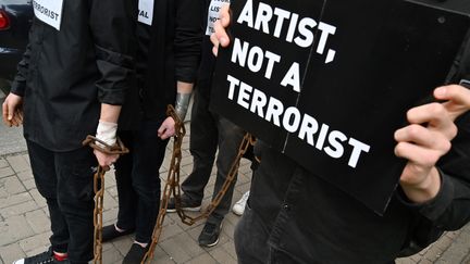 Des activistes de "SaveOlegSentsov" ont manifesté à Kiev pour marquer le 5e anniversaire de l'arrestation du cinéaste&nbsp;par les autorités russes.&nbsp; (SERGEI SUPINSKY / AFP)