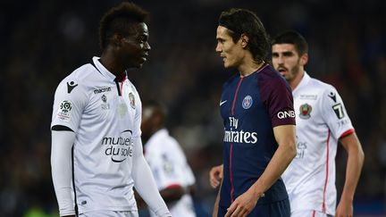 Mario Balotelli (OGC Nice) et Edinson Cavani (PSG) se défient, le 27 octobre 2017, au Parc des Princes, à Paris. (MARTIN BUREAU / AFP)