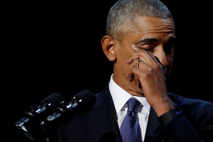 Barack Obama écrase une larme en rendant hommage à son épouse Michelle et ses filles, le 10 janvier 2017, à Chicago (Illinois).&nbsp; (JONATHAN ERNST / REUTERS)