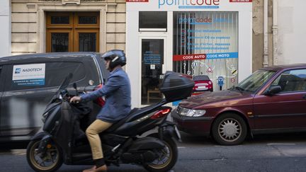 Un scooter dans une rue de Paris, en juin 2023. (LAURE BOYER / HANS LUCAS / AFP)