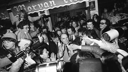 François Mitterrand, tout juste élu président de la République, salue ses partisans&nbsp;devant le&nbsp;Vieux-Morvan, à Château-Chinon (Nièvre),&nbsp;le 10 mai 1981.&nbsp; (JEAN-CLAUDE DELMAS / AFP)