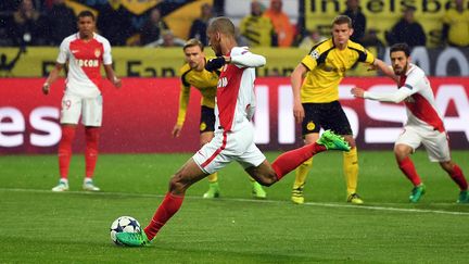 Le milieu monégasque Fabinho frappe un penalty, contre le Borussia Dortmund, le 12 avril 2017. (FEDERICO GAMBARINI / DPA)