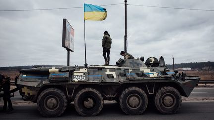 Des militaires ukrainiens à Irpin (Ukraine), le 5 mars 2022. (ADRIEN VAUTIER / LE PICTORIUM / MAXPPP)