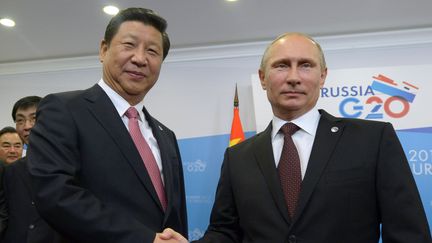 Le pr&eacute;sident chinois Xi Jinping et le pr&eacute;sident russe Vladimir Poutine, &agrave; Saint-P&eacute;tersbourg (Russie), lors de l'ouverture du G20, le 5 septembre 2013. (MICHAEL KLIMENTYEV / RIA NOVOSTI / AFP)