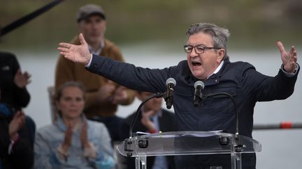 Lors de son discours, en clôture de l'université d'été de La France Insoumise, dimanche 29 août, Jean-Luc Mélenchon a tendu la main vers les manifestants anti-pass sanitaire, tout en appelant les antisémites et l'extrême-droite à "ficher le camp de nos manifs". (FABRICE ANTERION / MAXPPP)