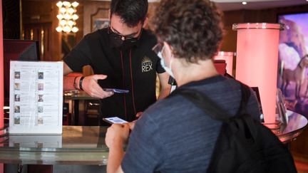 Un spectateur se rend au cinéma à Paris, le 21 juillet 2021. (ALAIN JOCARD / AFP)