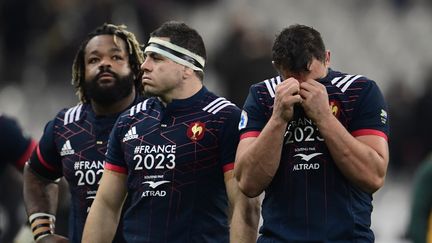 Mathieu Bastareaud, Guilhem Guirado&nbsp;et Louis Picamoles réagissent après la défaite (17 - 18) face à l'Afrique du Sud, au Stade de France le 18 novembre 2017. (MARTIN BUREAU / AFP)