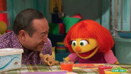 Capture d'écran d'un épisode de l'émission éducative américaine "Sesame Street", diffusé le 10 avril 2017, dans lequel le personnage autiste de Julia fait son apparition. (SESAME STREET / YOUTUBE)