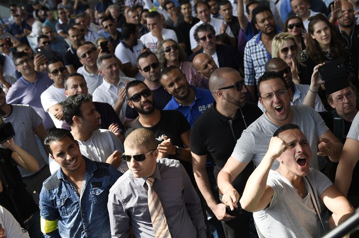 Les chauffeurs de taxi r&eacute;agissent &agrave; l'annonce d'un rendez-vous avec Bernard Cazeneuve, le ministre de l'Int&eacute;rieur, le 25 juin 2015, &agrave; Paris. (LOIC VENANCE / AFP)