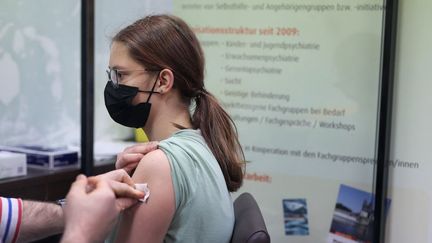 Une jeune femme se fait vacciner contre le Covid-19, à&nbsp;Magdebourg (Allemagne), le 28 février 2022. (RONNY HARTMANN / DPA-ZENTRALBILD / AFP)