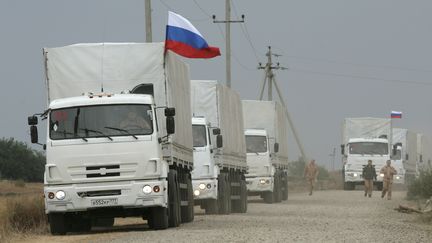 Un convoi d'aide humanitaire russe passe la fronti&egrave;re ukrainienne, le 12 septembre 2014, dans la r&eacute;gion de Rostov.&nbsp; (REUTERS)