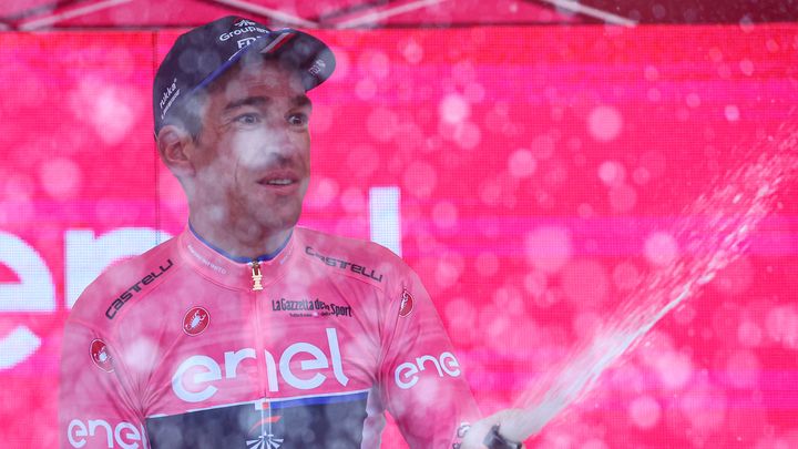 Bruno Armirail endosse le maillot rose de leader du Giro pour la première fois, le 20 mai 2023, après la 14e étape. (LUCA BETTINI / AFP)