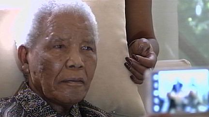 Nelson Mandela, 94 ans, &agrave; son domicile de Johannesbourg (Afrique du Sud), le 29 avril 2013.&nbsp; (SABC / AFP)