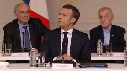 Emmanuel Macron recevait lundi 18 mars une soixantaine d'intellectuels à l'Elysée pour un débat. (CAPTURE D'ECRAN / RADIO FRANCE)