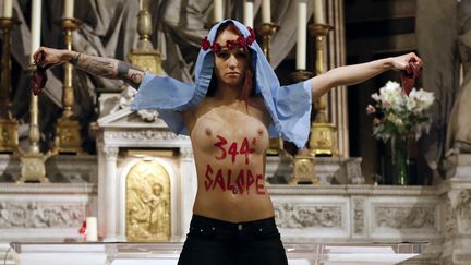 Elo&iuml;se Bouton, alors membre des Femen,&nbsp;lors d'une action dans l'&eacute;glise de la Madeleine, &agrave; Paris, le 20 d&eacute;cembre 2013. (THOMAS SAMSON / AFP)