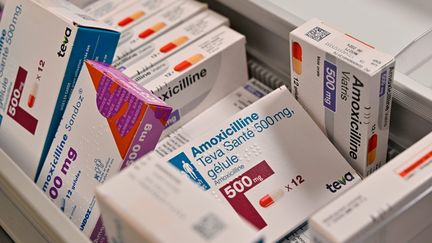 Partout en France, des pénuries d'amoxicilline, l'antibiotique le plus prescrit en France contre les otites ou les angines, par exemple, sont constatées. (RICHARD BRUNEL / MAXPPP)