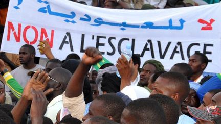 Plusieurs milliers de descendants d'esclaves ont manifesté contre l'esclavage, le 29 avril 2015 à Nouakchott. (Photo AFP)