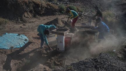 selon la Commission sud-africaine des droits de l'Homme. En lutte permanente pour leur survie, ces hommes et femmes sont prêts à prendre des risques énormes, en creusant parfois dans des tunnels et des puits désaffectés. «C'est une étape importante, se félicite Sifiso Dladla, de l'ONG Action Aid, et nous espérons que ce sera aussi un tournant pour tous les autres ‘’zama zamas’’». Selon l'Organisation internationale du travail, les mineurs illégaux assurent jusqu'à 20% de la production mondiale de diamants.
 (Mujahid Safodien / AFP)