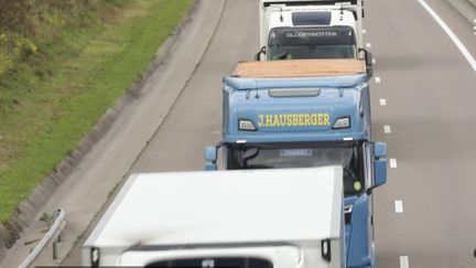 Lundi 7 octobre, une opération escargot des transporteurs routiers est prévue à Colmar (Bas-Rhin). Objectif : s'opposer au projet de taxe poids lourds que la Collectivité européenne d'Alsace souhaite mettre en place dès 2027. Une taxe pour contrer l'afflux de camions qui préfèrent passer par l'Alsace plutôt que par l'Allemagne. Cette dernière a mis en place une fiscalité onéreuse sur son territoire pour dissuader les poids lourds.