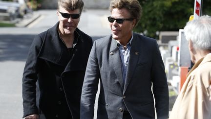 Igor et Grichka Bogdanoff, le 21 septembre 2015, à Garches (Hauts-de-Seine) (THOMAS SAMSON / AFP)