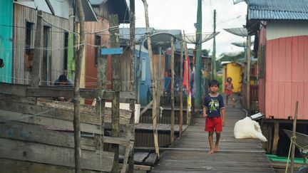 Un enfant marche dans la ville de Carauari, le 16 mars 2020, dans l'Etat brésilien de l'Amazonas. (FLORENCE GOISNARD / AFP)