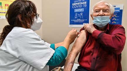 Une infirmière fait une injection d'un vaccin contre le Covid-19 à un homme âgé, dans un centre de vaccination, à Montpellier le 19 janvier 2021. (PASCAL GUYOT / AFP)