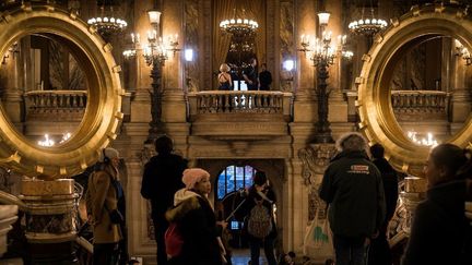 L'installation de Claude Lévêque en haut de l'escalier du Palais Garnier
 (Lionel BONAVENTURE / AFP)