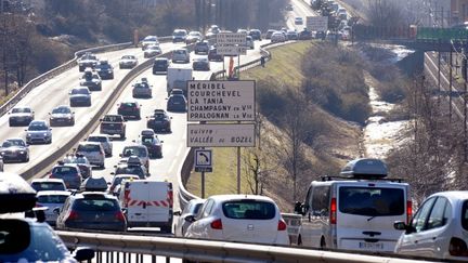 Des voitures sur la route des pistes de ski, le 16 f&eacute;vrier 2013 sur la RN 90, pr&egrave;s de Mo&ucirc;tiers (Savoie).&nbsp; (JEAN-PIERRE CLATOT / AFP)